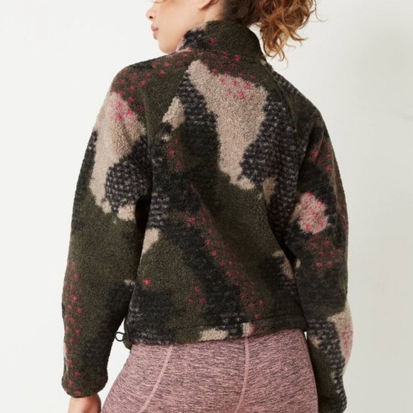 NWOT! Joy lab 1/2 zip camo faux sherpa pullover - Picture 2 of 9